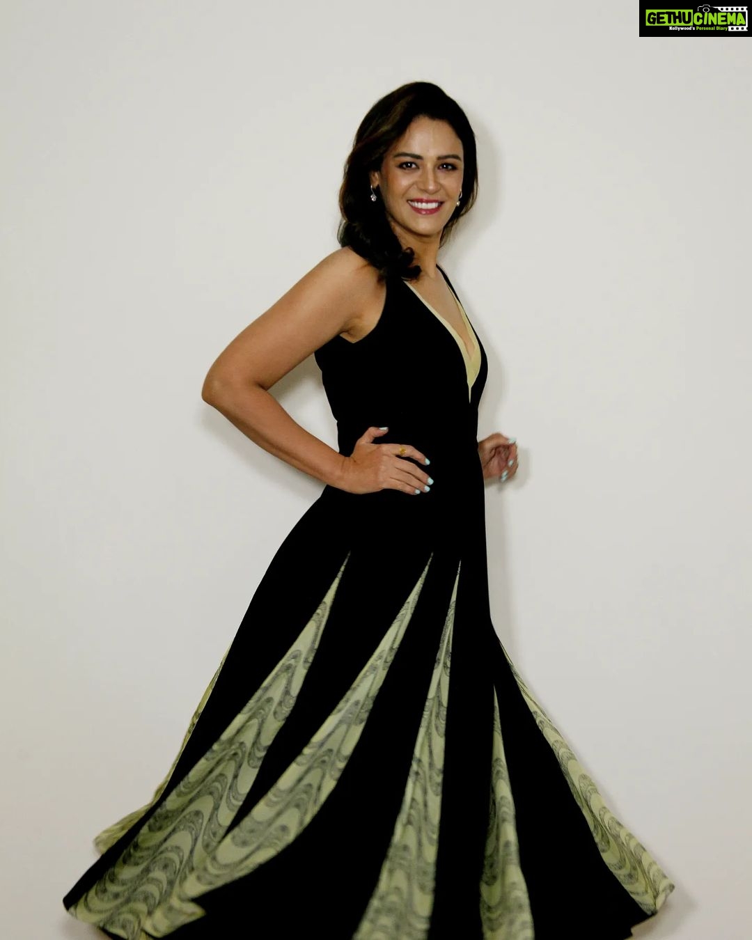Mona Singh Instagram - #CLASSIC #รLรGANTE @monajsingh for #madeinheavenseason2 #trailerlaunch #primevideo @primevideoin @tigerbabyofficial @excelmovies #comingsoon Styled by @smriti.schauhan Wearing - @studiomoonray Hair - @pujashrijain with @ishansupriyamilind MUA - @rupeshryadav Costume team- @_amritaverma_ and @pavitrachopra Bracelet and butterfly studs ๐ฆ- @azotiique @rahejavarun Earring ๐ - @aquamarine_jewellery Ring ๐- @tribebyamrapali Stilletos ๐ - @stevemaddenindia ๐ - @stevemaddenindia ๐ท - @dev.yami Talent Managed by - @sunnykripalani #styledbyme #MIH #MIHS2 #vintage #classic #vintagestyle #vintageblackglamour