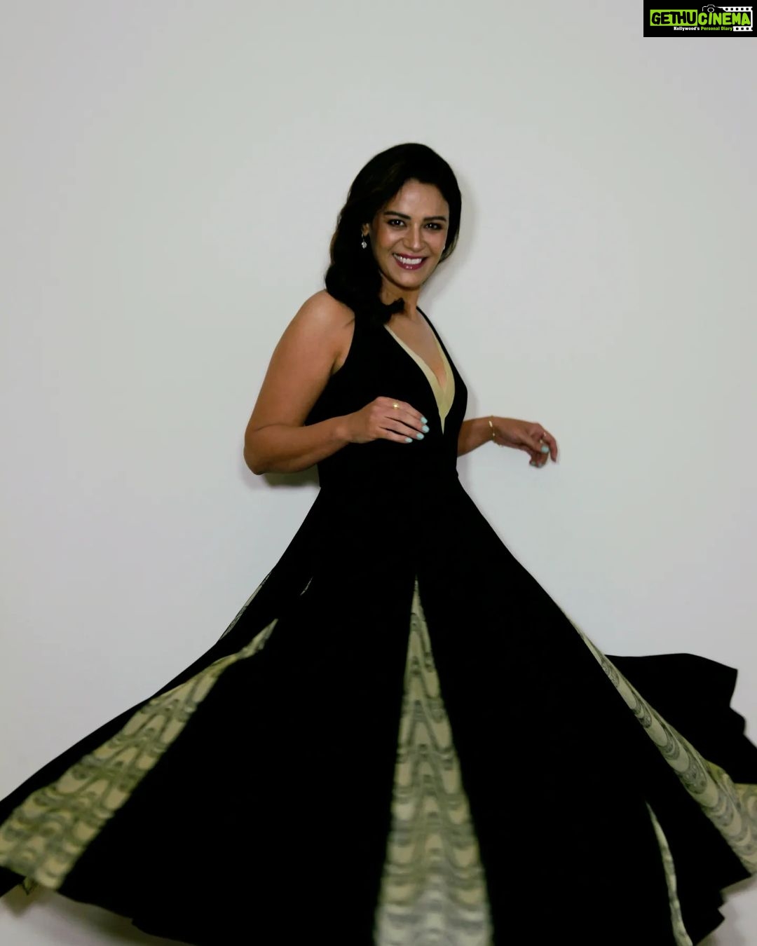 Mona Singh Instagram - #CLASSIC #รLรGANTE @monajsingh for #madeinheavenseason2 #trailerlaunch #primevideo @primevideoin @tigerbabyofficial @excelmovies #comingsoon Styled by @smriti.schauhan Wearing - @studiomoonray Hair - @pujashrijain with @ishansupriyamilind MUA - @rupeshryadav Costume team- @_amritaverma_ and @pavitrachopra Bracelet and butterfly studs ๐ฆ- @azotiique @rahejavarun Earring ๐ - @aquamarine_jewellery Ring ๐- @tribebyamrapali Stilletos ๐ - @stevemaddenindia ๐ - @stevemaddenindia ๐ท - @dev.yami Talent Managed by - @sunnykripalani #styledbyme #MIH #MIHS2 #vintage #classic #vintagestyle #vintageblackglamour