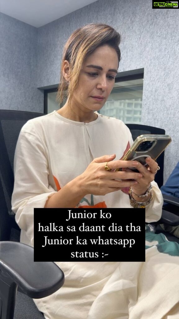 Mona Singh Instagram - Itni se baat aur itna bhaari status 🤣🤣 #junior #office #officereels #salil #monasingh