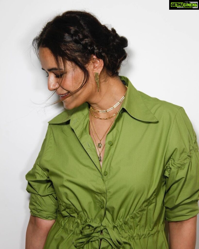 Mona Singh Instagram - Feeling great in green💚 Styled by : @smriti.schauhan Outfit : @_huemn Makeup : @khyati_malhotra_makeup Hair : @pujashrijain Choker stacks and rings : @inezeofficial Stone pendant necklace & earrings : @vasundharajewelry Styling asst : @pavitrachopra #MadeInHeaven #bulbuljohri