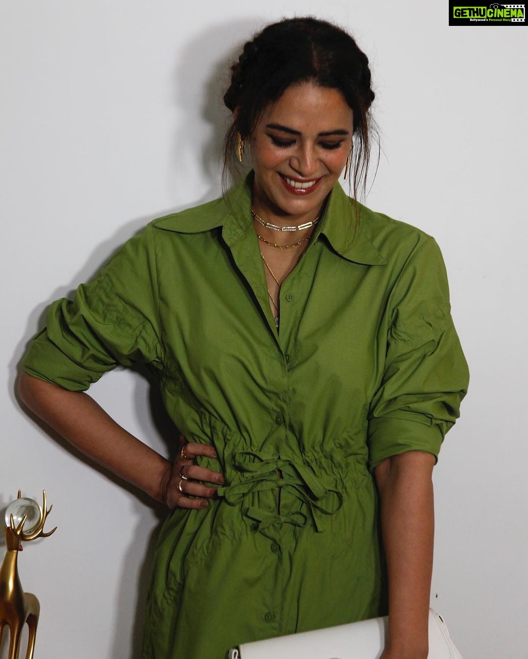 Mona Singh Instagram - Feeling great in green💚 Styled by : @smriti.schauhan Outfit : @_huemn Makeup : @khyati_malhotra_makeup Hair : @pujashrijain Choker stacks and rings : @inezeofficial Stone pendant necklace & earrings : @vasundharajewelry Styling asst : @pavitrachopra #MadeInHeaven #bulbuljohri