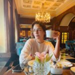 Mona Singh Instagram – If good vibes had a flavour ,it would be this tea #hightea #pose #tajmahalpalace
