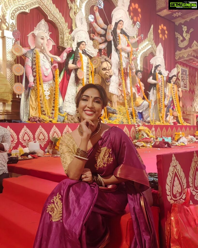 Mouli Ganguly Instagram - Happy dushera Shubho bijoya ♥️🙏 . . Wearing @sujatradesigns . @northbombaydurgapuja . . . @matsya_media @pr365_pr