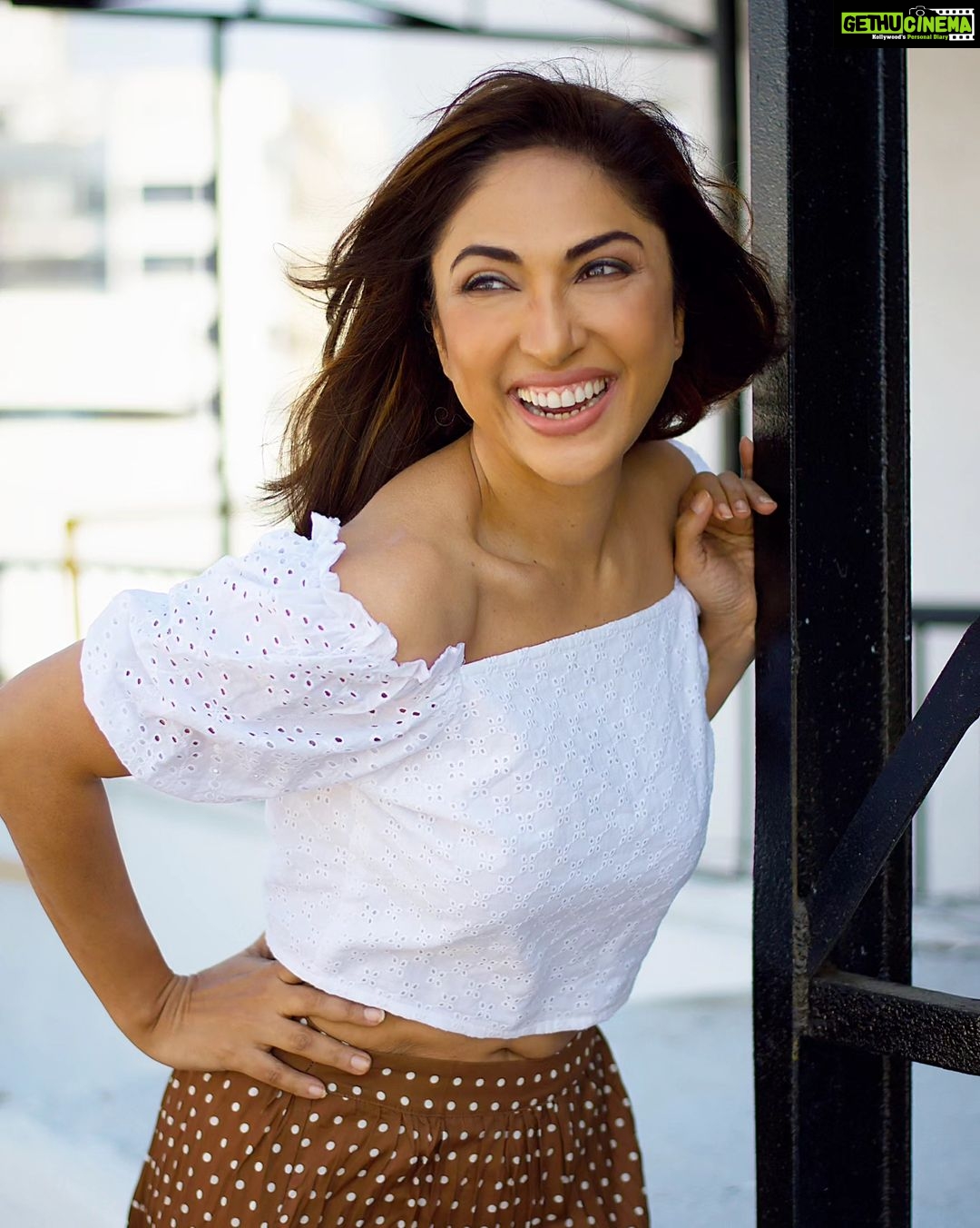 Mouli Ganguly Instagram - Keeping it simple in white today! Mk up @khush.mua 📸 @mayurshedgephotography