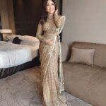 Mouli Ganguly Instagram - All ready for the event Wearing this stunning gold saree by @arpitasulakshana @deenetworkco Gorgeous makeup done by @alkakohli_makeovers Lovely hairdo by @hairbysimmyupadhyay Styled by @styleitupwithraavi @littlepuffsofhappiness Loved the look ❤️ Delhi