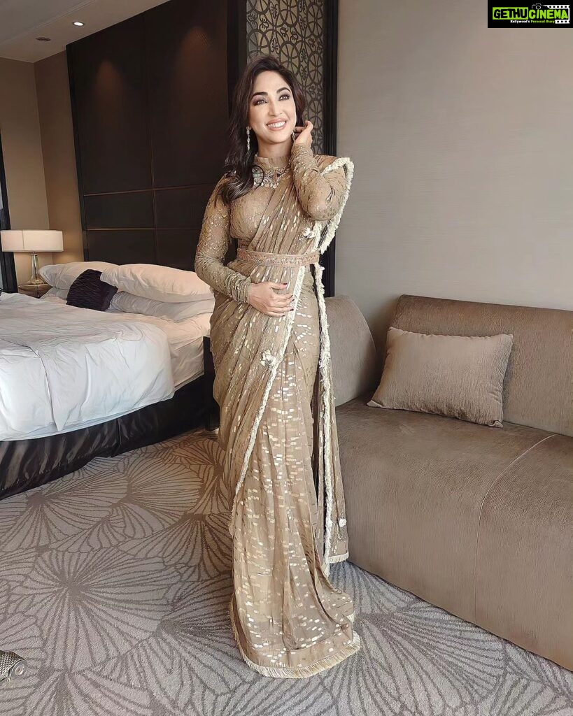 Mouli Ganguly Instagram - All ready for the event Wearing this stunning gold saree by @arpitasulakshana @deenetworkco Gorgeous makeup done by @alkakohli_makeovers Lovely hairdo by @hairbysimmyupadhyay Styled by @styleitupwithraavi @littlepuffsofhappiness Loved the look ❤️ Delhi
