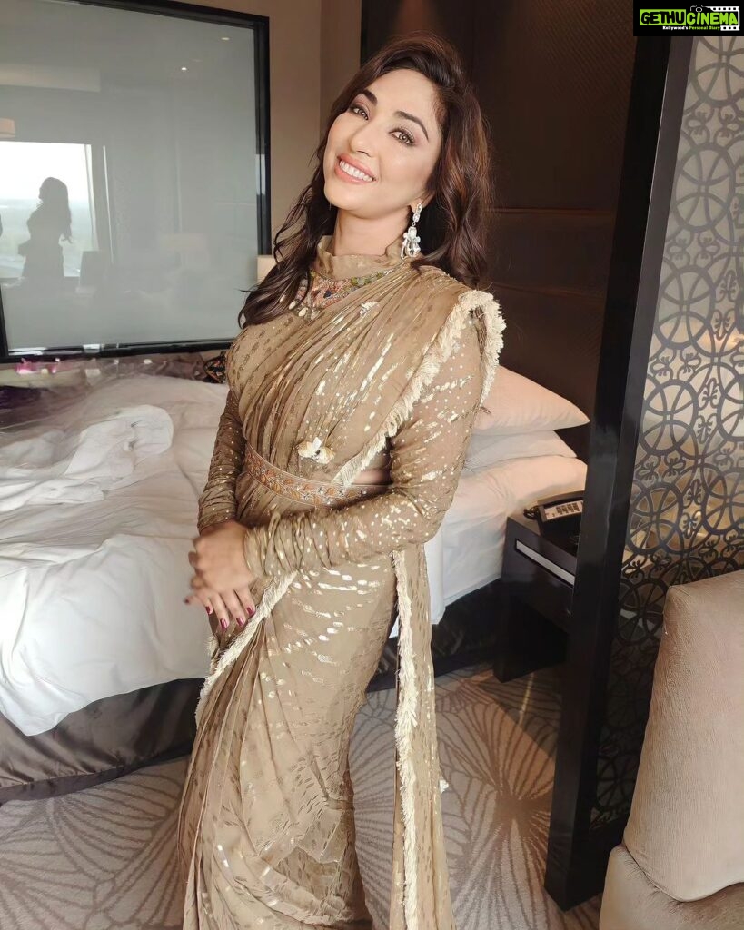 Mouli Ganguly Instagram - All ready for the event Wearing this stunning gold saree by @arpitasulakshana @deenetworkco Gorgeous makeup done by @alkakohli_makeovers Lovely hairdo by @hairbysimmyupadhyay Styled by @styleitupwithraavi @littlepuffsofhappiness Loved the look ❤️ Delhi
