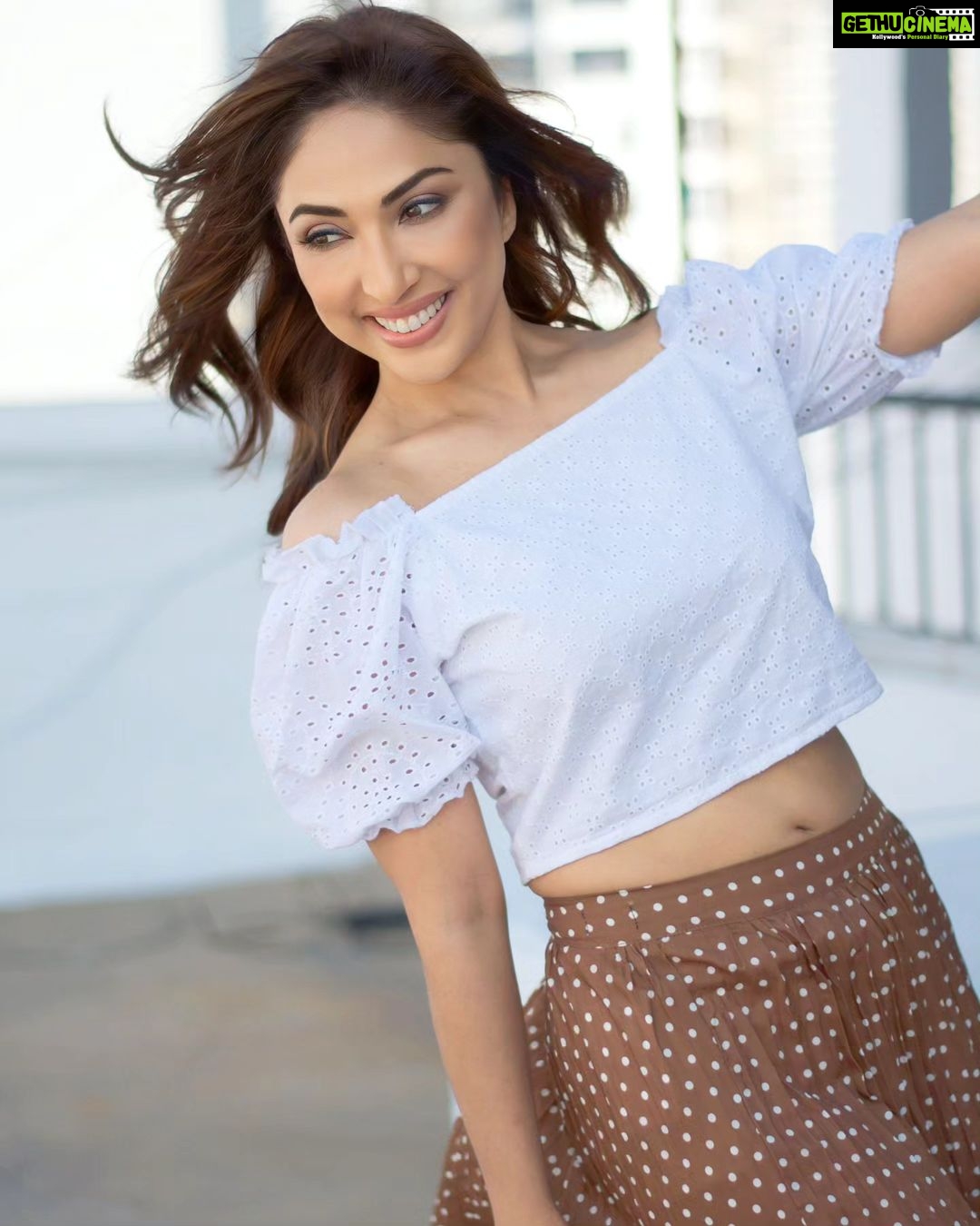 Mouli Ganguly Instagram - Keeping it simple in white today! Mk up @khush.mua 📸 @mayurshedgephotography