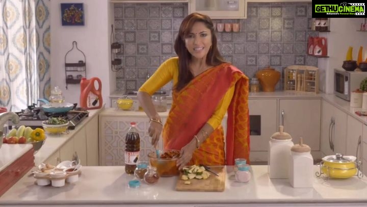 Mouli Ganguly Instagram - Fortune mustard oil shot with @gautampinetree
