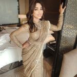 Mouli Ganguly Instagram - All ready for the event Wearing this stunning gold saree by @arpitasulakshana @deenetworkco Gorgeous makeup done by @alkakohli_makeovers Lovely hairdo by @hairbysimmyupadhyay Styled by @styleitupwithraavi @littlepuffsofhappiness Loved the look ❤️ Delhi