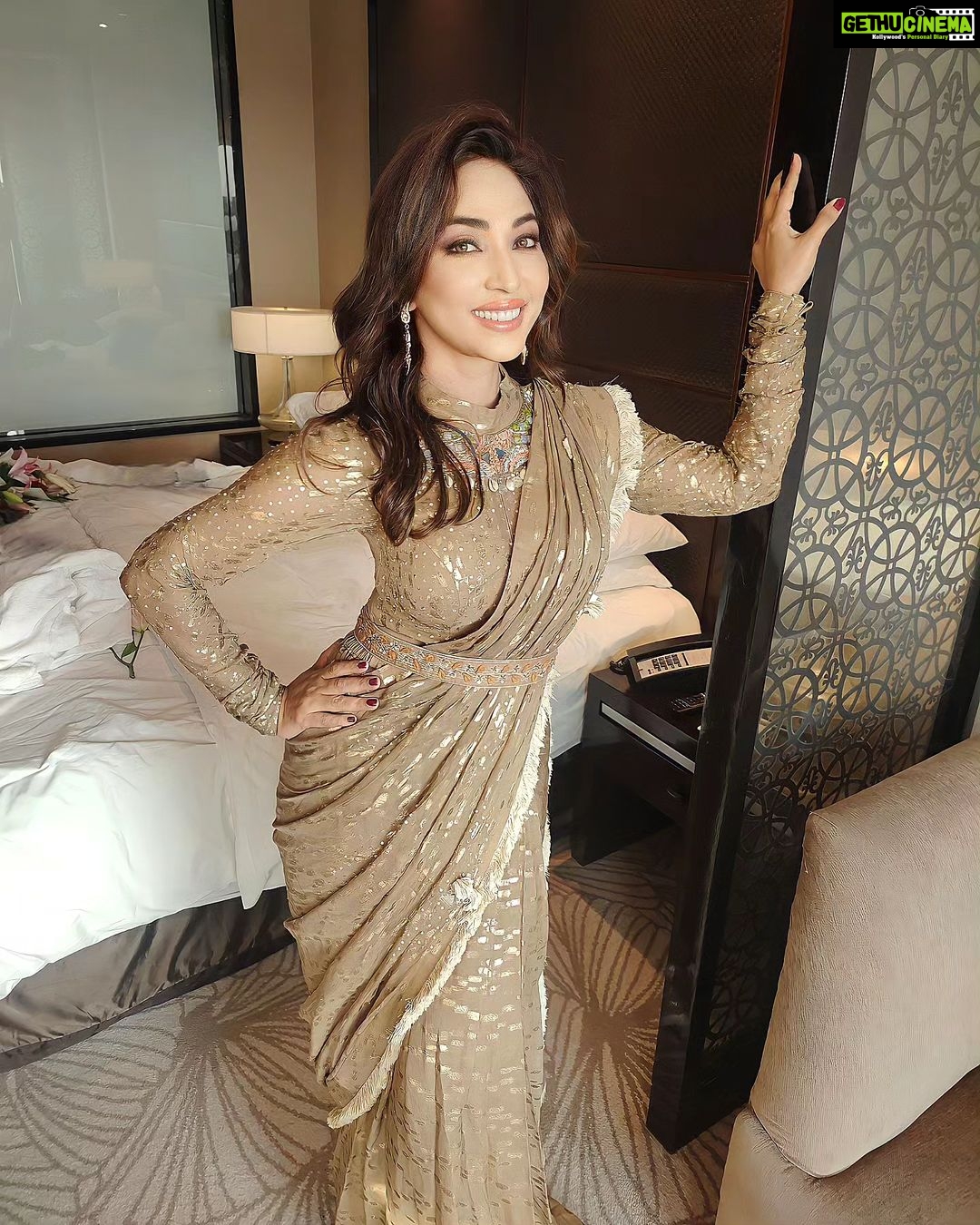 Mouli Ganguly Instagram - All ready for the event Wearing this stunning gold saree by @arpitasulakshana @deenetworkco Gorgeous makeup done by @alkakohli_makeovers Lovely hairdo by @hairbysimmyupadhyay Styled by @styleitupwithraavi @littlepuffsofhappiness Loved the look ❤️ Delhi