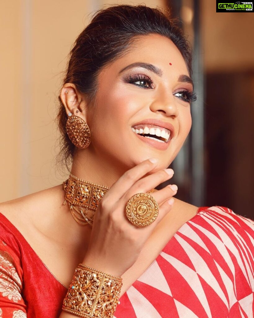 Mumtaz Sorcar Instagram - You are your own gold mine! 😁😉 Happy Dhanteras everybody 🙏🏻❤️ . @makeup.kaushikrajat @rajat_chakroborty @subhadipsamanta