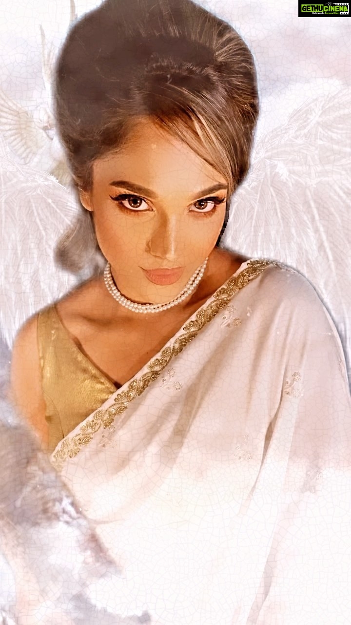 Mumtaz Sorcar - 588 Likes - ‘We look up at the same stars but see such different things..’ .❤️⭐️.
.
(@somnath2194💄 @fashion_sougata🥻)