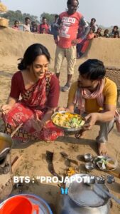 Mumtaz Sorcar Instagram - “Samaresh Babu’r Projapoti”, behind the scene… 🎬🎥🦋🧿
Living life the rural way… 😄 
@subratduttaofficial