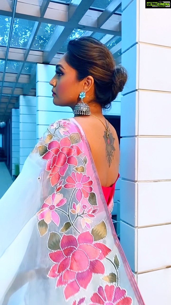 Mumtaz Sorcar - 609 Likes - Elegance has a story of its own…
🥻: @lalia_sanskriti
💄👱🏼♀️🎀: @makeup.kaushikrajat @rajat_chakroborty
📸🎞️: @instasoumoo @subhadipsamanta