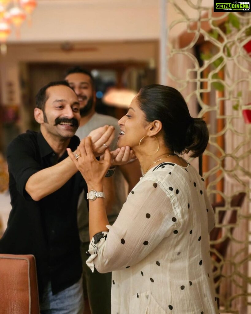 Nadhiya Instagram - Wishing you a very very happy bday Shanu❤️🎉.. have a super year ahead and continue to entertain us with your amazing work 👍🏽🎬……😃😃instead of me feeding you ur bday cake🎂 it’s the other way around😃😃 📷@farhaanfaasil #fahadhfaasil #actor #birthday