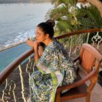 Nadhiya Instagram - 💛💚💙 #sundayvibes #throwback #lazyday