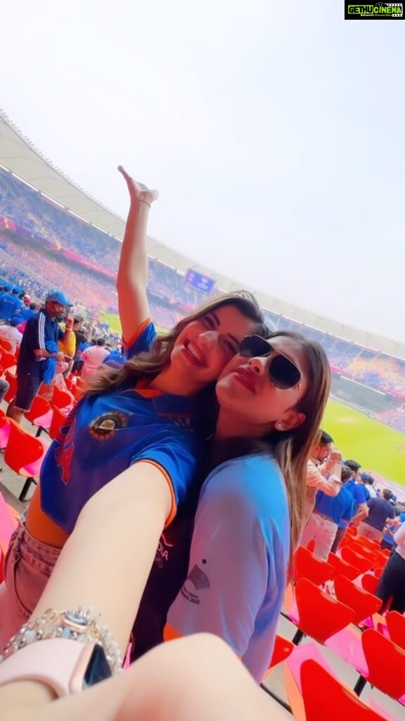 Naira Shah Instagram - How’s the Josh! 🇮🇳🏏 . . . . . . . . . . . . . . #team #teamindia #india #indiavspak #worldcup2023 #indiancricket #icc #bcc #cricketlover #cricket #worldcup #sports #reelsinstagram #reels #trendingreels #trending #explore #explorepage #exploremore #fyp #foryoupage #bleedblue #chakdeindia #proudindian #indiawins #iconic #narendramodistadium #ahemdabad #simrithibathija Narendra Modi Stadium - Ahmedabad