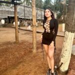 Naira Shah Instagram - Lot Twist : I am Solar-Powered 😎 Goa