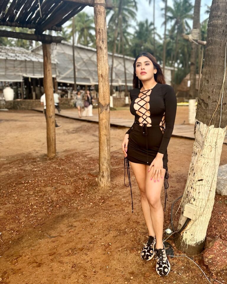 Naira Shah Instagram - Lot Twist : I am Solar-Powered 😎 Goa