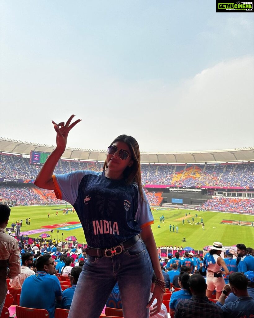 Naira Shah Instagram - Hum Jeet gayyyyyyyyee!!!! 🤩 (What a vibe to experience India VS pak in the stadium ! #goosebumps ) #bleedblue#indiavspakistan##indiavspakistan #worldcup #indvspak #viratkohli #india #cricket #wc #cricketmatch #worldcupcricket #indiacricket #worldcupmatch #indiacricketteam Narendra Modi Stadium - Ahmedabad