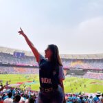 Naira Shah Instagram – Hum Jeet gayyyyyyyyee!!!! 🤩
(What a vibe to experience India VS pak in the stadium ! #goosebumps )

#bleedblue#indiavspakistan##indiavspakistan #worldcup #indvspak #viratkohli #india #cricket  #wc #cricketmatch #worldcupcricket #indiacricket  #worldcupmatch #indiacricketteam Narendra Modi Stadium – Ahmedabad