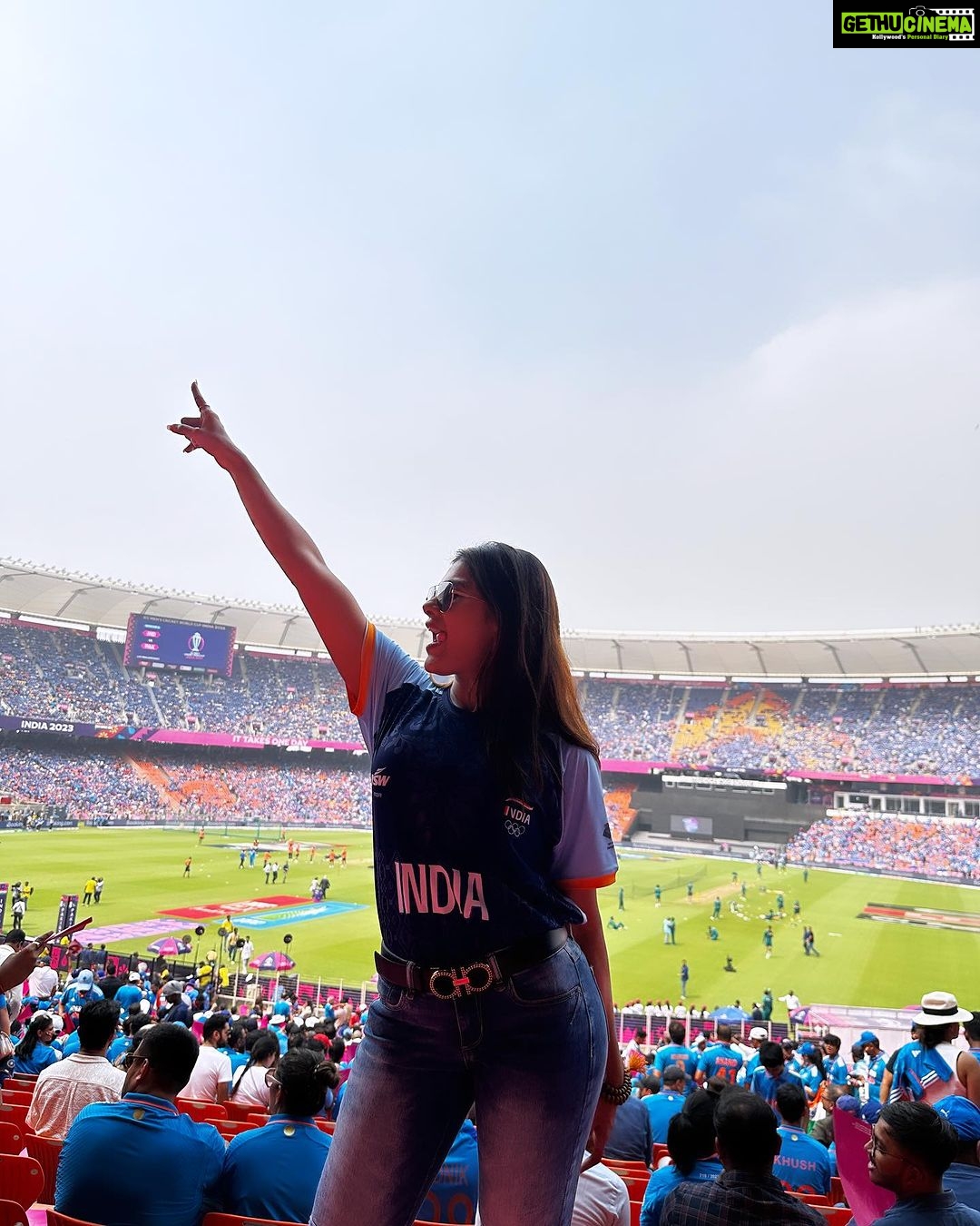 Naira Shah Instagram - Hum Jeet gayyyyyyyyee!!!! 🤩 (What a vibe to experience India VS pak in the stadium ! #goosebumps ) #bleedblue#indiavspakistan##indiavspakistan #worldcup #indvspak #viratkohli #india #cricket #wc #cricketmatch #worldcupcricket #indiacricket #worldcupmatch #indiacricketteam Narendra Modi Stadium - Ahmedabad