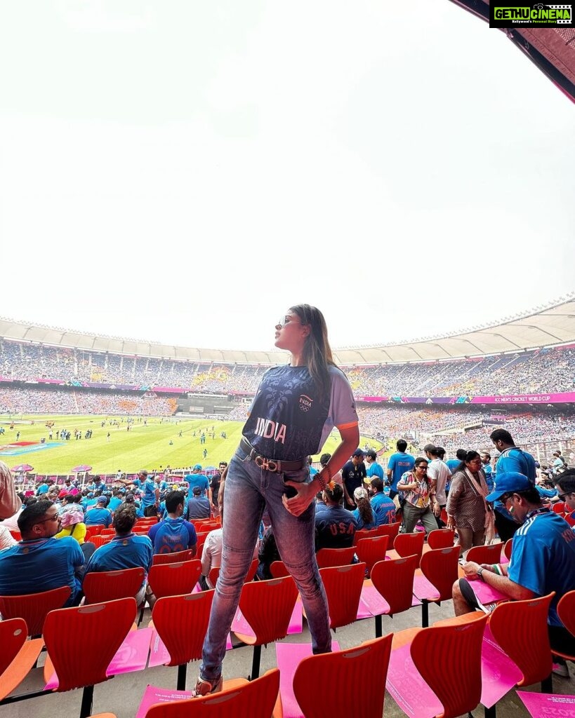 Naira Shah Instagram - Hum Jeet gayyyyyyyyee!!!! 🤩 (What a vibe to experience India VS pak in the stadium ! #goosebumps ) #bleedblue#indiavspakistan##indiavspakistan #worldcup #indvspak #viratkohli #india #cricket #wc #cricketmatch #worldcupcricket #indiacricket #worldcupmatch #indiacricketteam Narendra Modi Stadium - Ahmedabad
