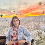 Naira Shah Instagram – Words can’t describe this life time experience! 
It was magical #sunrise
P.S survived the ride with my hair intact🙈💕

#blessed#thankfull#grateful#happy#cappadocia#turkey#iamadventurous#checkedfrombucketlist Turkey – Cappadocia