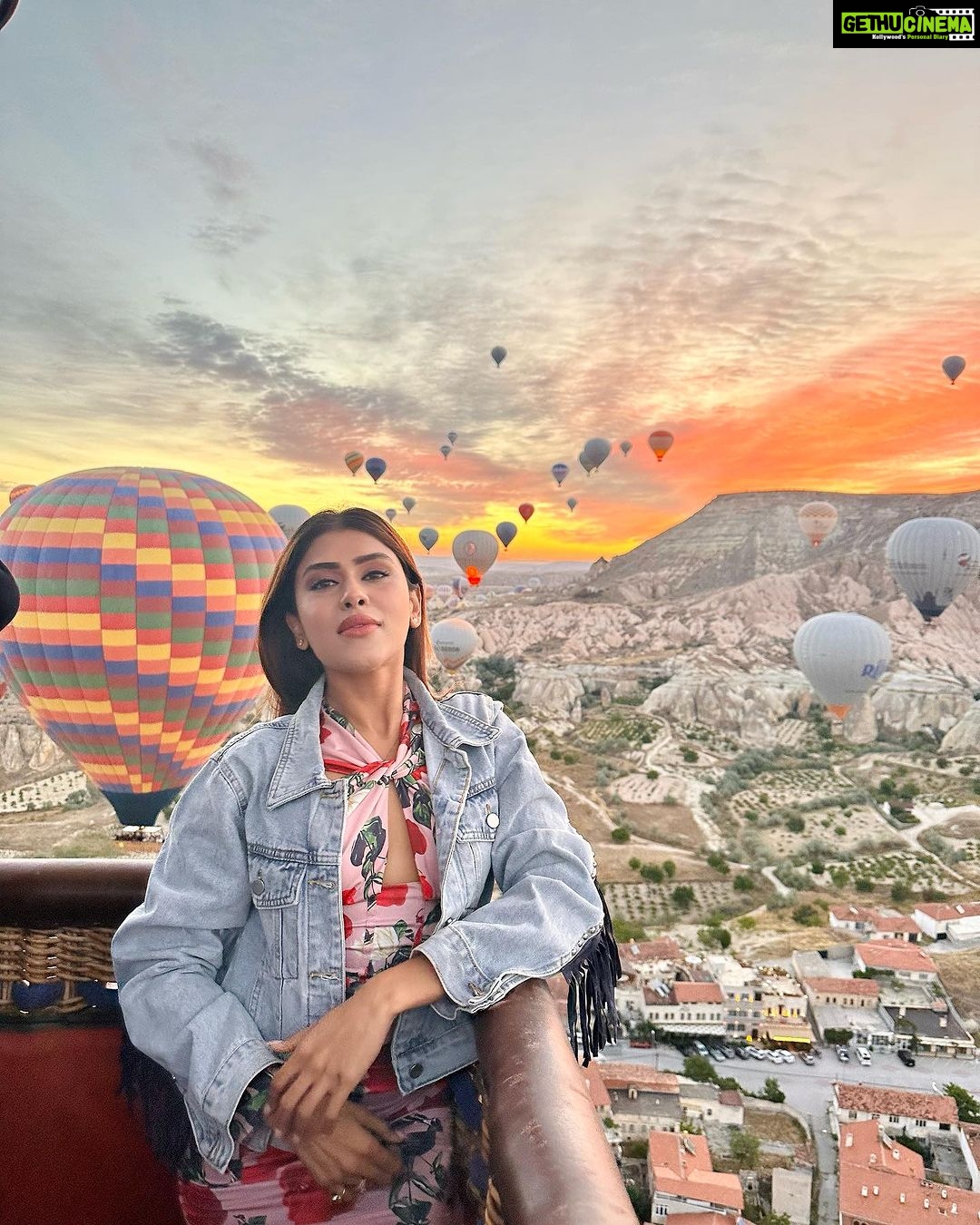 Naira Shah Instagram - Words can’t describe this life time experience! It was magical #sunrise P.S survived the ride with my hair intact🙈💕 #blessed#thankfull#grateful#happy#cappadocia#turkey#iamadventurous#checkedfrombucketlist Turkey - Cappadocia