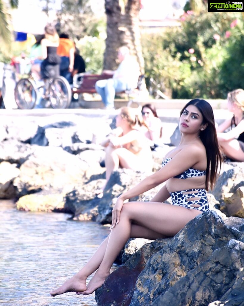 Naira Shah Instagram - Meet Me Where The Sky Touches The Sea🌊 #lovingthetan🥰 #NairaShah #Actress #Model #BeachWaves #MermaidVibes #Sunkissed #BeachLife #NoFilterNeeded Prince's Islands