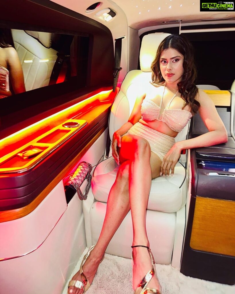 Naira Shah Instagram - Draped in Beige and strutting in Gold! 💫✨ DownTown, Burj Khalifa
