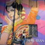 Nalini Negi Instagram – Channeling the timeless charm of Waheeda Rehman amidst the vibrant streets of Bandra. 🎨✨ #StreetArtLove #BandraDiaries #WaheedaRehmanInspired #GraffitiGlam