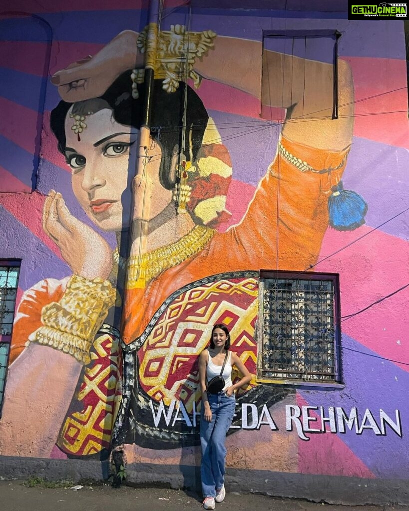 Nalini Negi Instagram - Channeling the timeless charm of Waheeda Rehman amidst the vibrant streets of Bandra. 🎨✨ #StreetArtLove #BandraDiaries #WaheedaRehmanInspired #GraffitiGlam