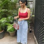 Namita Krishnamurthy Instagram – Swipe to the end for a surprise (aka the emotional blackmail it takes to get photos for the gram)

Also, how cute is my thrifted fit ♥️

Top: @dealsnsteals.in_ Skirt: @custo_mizedthrift Bag: @ilimi_collection 

#outfitoftheday #fitcheck #coffeedate #curlyhead #namitakrishnamurthy Amethyst