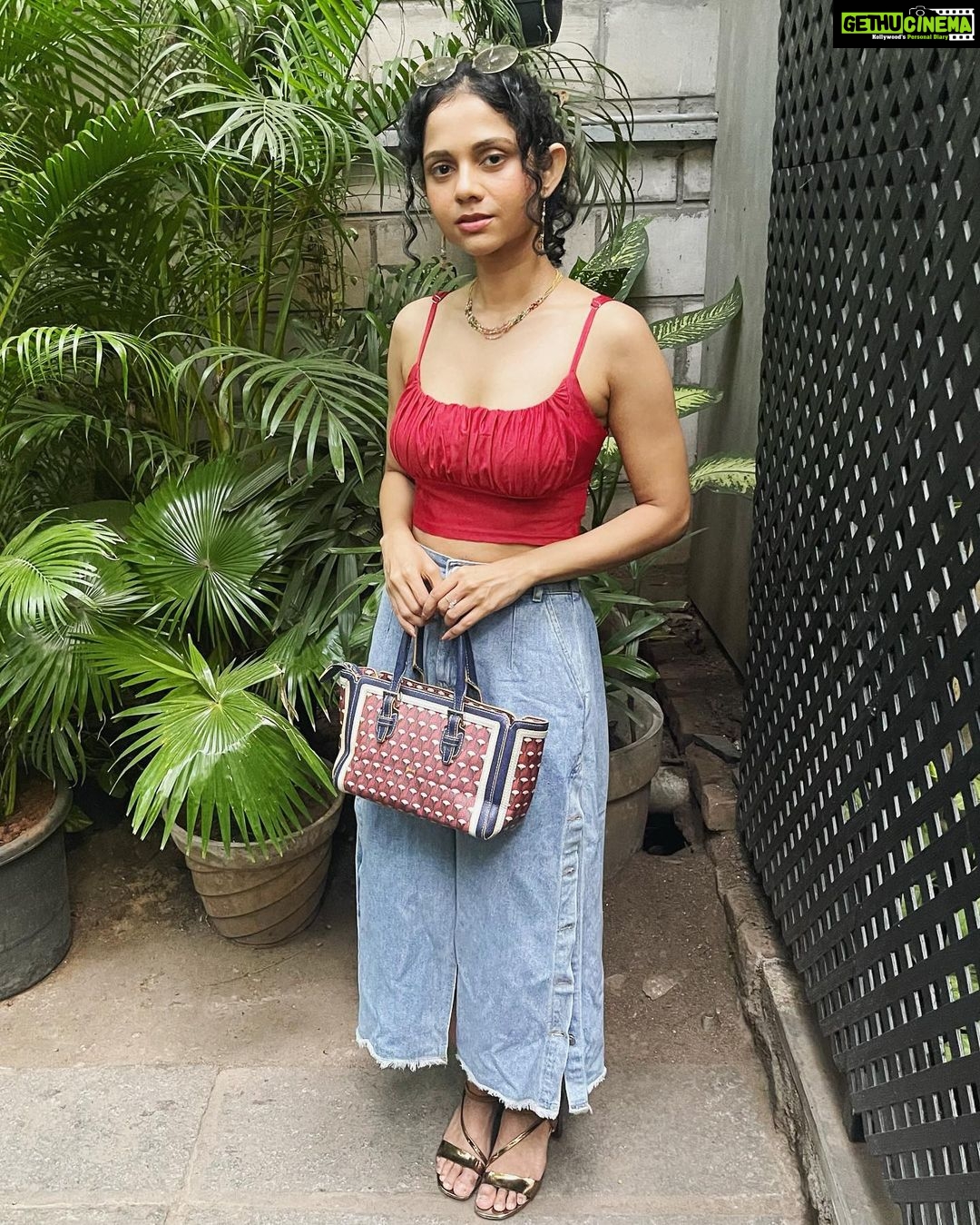 Namita Krishnamurthy Instagram - Swipe to the end for a surprise (aka the emotional blackmail it takes to get photos for the gram) Also, how cute is my thrifted fit ♥️ Top: @dealsnsteals.in_ Skirt: @custo_mizedthrift Bag: @ilimi_collection #outfitoftheday #fitcheck #coffeedate #curlyhead #namitakrishnamurthy Amethyst