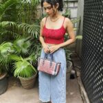 Namita Krishnamurthy Instagram – Swipe to the end for a surprise (aka the emotional blackmail it takes to get photos for the gram)

Also, how cute is my thrifted fit ♥️

Top: @dealsnsteals.in_ Skirt: @custo_mizedthrift Bag: @ilimi_collection 

#outfitoftheday #fitcheck #coffeedate #curlyhead #namitakrishnamurthy Amethyst