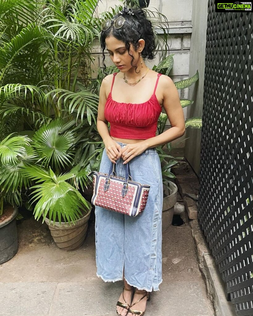 Namita Krishnamurthy Instagram - Swipe to the end for a surprise (aka the emotional blackmail it takes to get photos for the gram) Also, how cute is my thrifted fit ♥️ Top: @dealsnsteals.in_ Skirt: @custo_mizedthrift Bag: @ilimi_collection #outfitoftheday #fitcheck #coffeedate #curlyhead #namitakrishnamurthy Amethyst