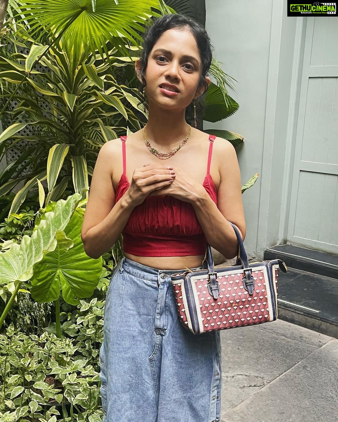 Namita Krishnamurthy Instagram - Swipe to the end for a surprise (aka the emotional blackmail it takes to get photos for the gram) Also, how cute is my thrifted fit ♥️ Top: @dealsnsteals.in_ Skirt: @custo_mizedthrift Bag: @ilimi_collection #outfitoftheday #fitcheck #coffeedate #curlyhead #namitakrishnamurthy Amethyst