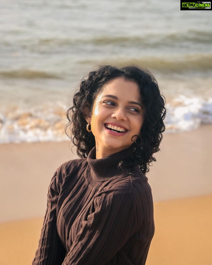 Namita Krishnamurthy Instagram - 🌊☀️ #curlyhair #namitakrishnamurthy #beachday #portraitphotography #tamilactress #goldenhour