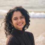 Namita Krishnamurthy Instagram - 🌊☀️ #curlyhair #namitakrishnamurthy #beachday #portraitphotography #tamilactress #goldenhour
