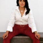 Nandini Rai Instagram - The old fashion that was in style in the past but has also become part of modern fashion….. #retro #fashion #nandinirai #lookoftheday #white