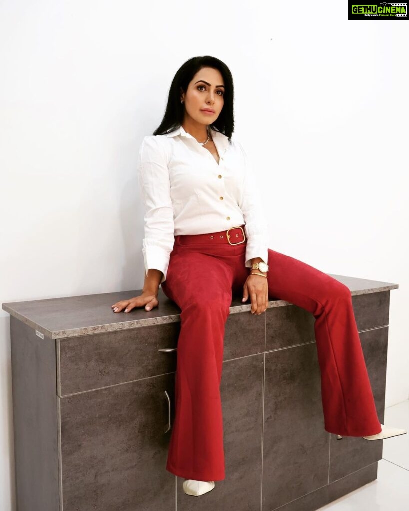 Nandini Rai Instagram - The old fashion that was in style in the past but has also become part of modern fashion….. #retro #fashion #nandinirai #lookoftheday #white