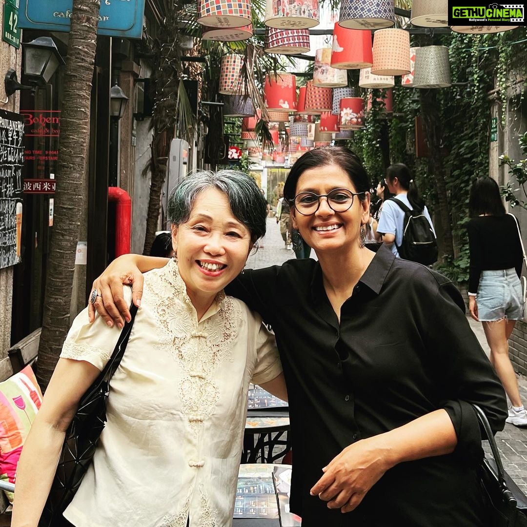 Nandita Das Instagram - A page that got left out of the Shanghai diary. This was a trip to the Tian zi fang - a quaint market with lots of traditional crafts and weaves. My Japanese sister Kyoko and I. Baba made portraits even there! And we had a tea ceremony with our lovely volunteers. All in all, an afternoon to remember. ❤️