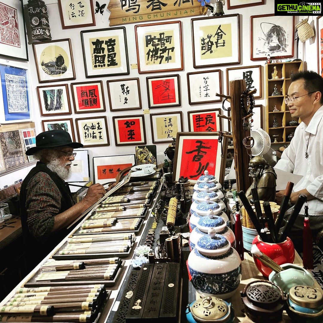 Nandita Das Instagram - A page that got left out of the Shanghai diary. This was a trip to the Tian zi fang - a quaint market with lots of traditional crafts and weaves. My Japanese sister Kyoko and I. Baba made portraits even there! And we had a tea ceremony with our lovely volunteers. All in all, an afternoon to remember. ❤️