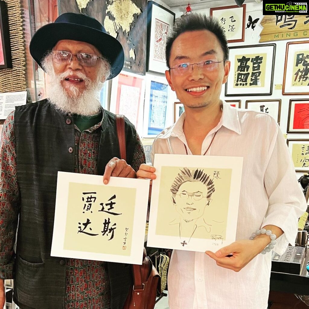 Nandita Das Instagram - A page that got left out of the Shanghai diary. This was a trip to the Tian zi fang - a quaint market with lots of traditional crafts and weaves. My Japanese sister Kyoko and I. Baba made portraits even there! And we had a tea ceremony with our lovely volunteers. All in all, an afternoon to remember. ❤
