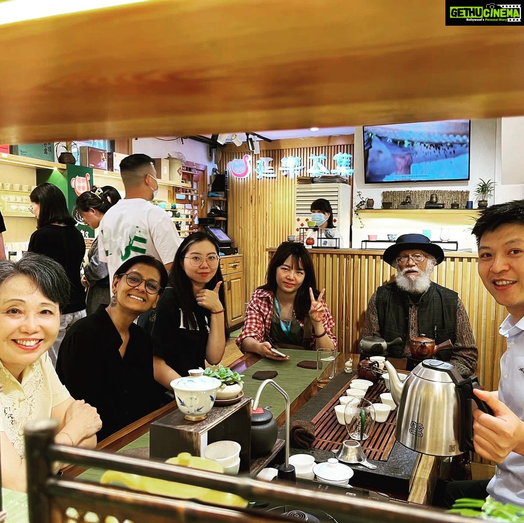 Nandita Das Instagram - A page that got left out of the Shanghai diary. This was a trip to the Tian zi fang - a quaint market with lots of traditional crafts and weaves. My Japanese sister Kyoko and I. Baba made portraits even there! And we had a tea ceremony with our lovely volunteers. All in all, an afternoon to remember. ❤️