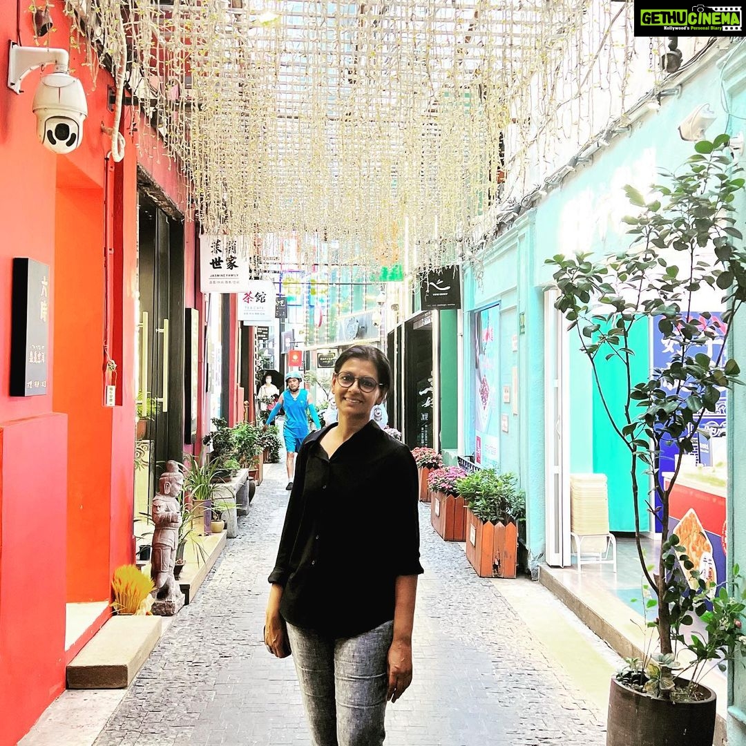 Nandita Das Instagram - A page that got left out of the Shanghai diary. This was a trip to the Tian zi fang - a quaint market with lots of traditional crafts and weaves. My Japanese sister Kyoko and I. Baba made portraits even there! And we had a tea ceremony with our lovely volunteers. All in all, an afternoon to remember. ❤️