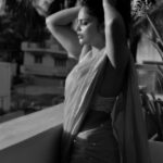 Nandita Swetha Instagram – Presenting the delicious 🙈 

📸📸📸 @irst_photography 
Saree @suta_bombay 

#nomkarup #b&w #sunset