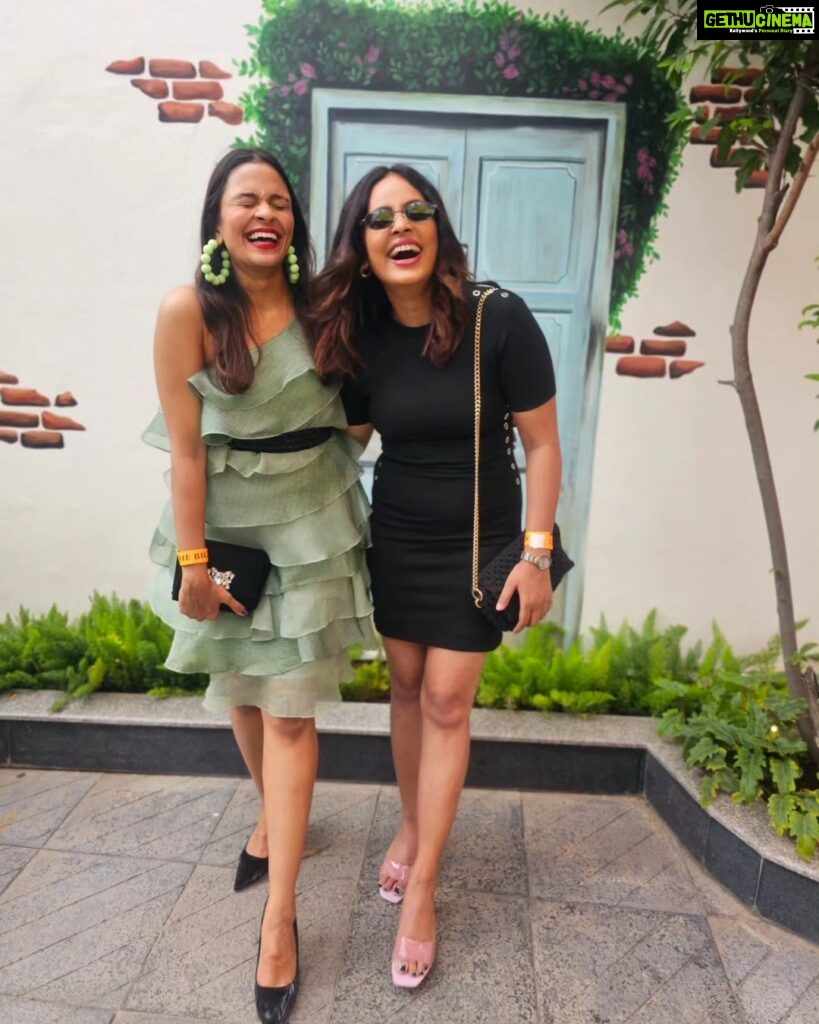 Nandita Swetha Instagram - Some impromptu pics. Swipe right➡️➡️➡️ No idea why we were laughing like that @_vsway_ 😜😜😜 . #brunchdate #sunday #blackdress The Big Barn